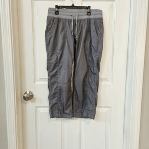 The North Face Women’s Gray Capri Pants Size M Athletic Hiking Drawstring